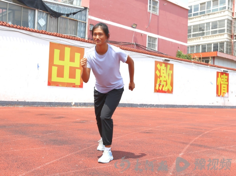 （大河报·豫视频 2023-08-26）7年磨一剑！周口16岁姑娘获中国中学生网球联赛亚军(图2)