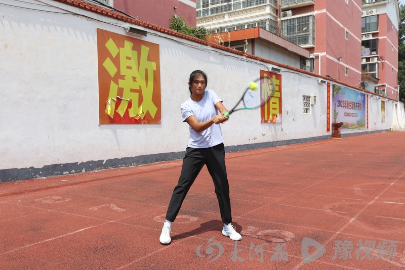 （大河报·豫视频 2023-08-26）7年磨一剑！周口16岁姑娘获中国中学生网球联赛亚军(图3)